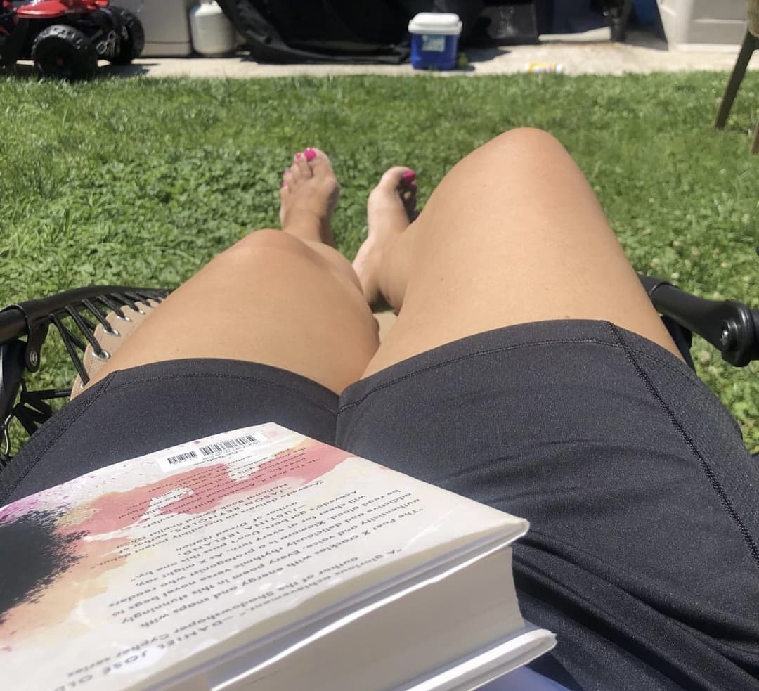 Milf with pretty feet and big melons