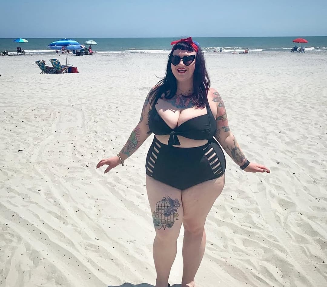 Big tits bbw goth slut