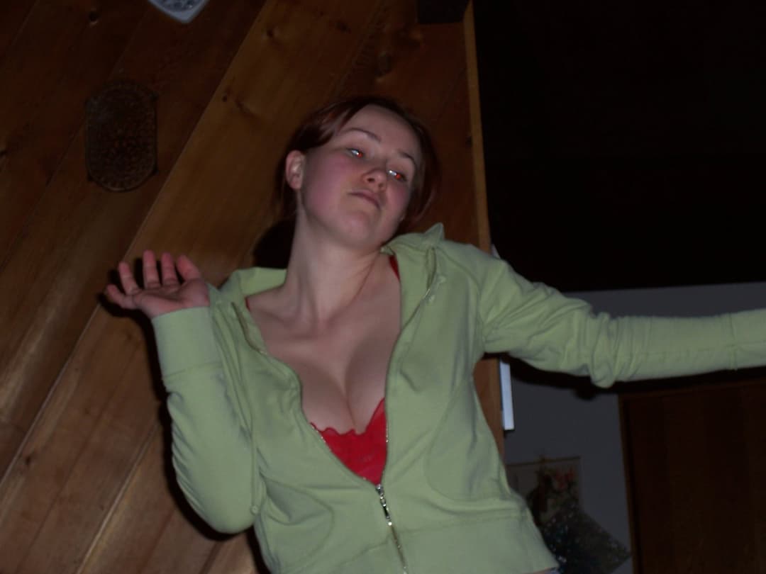 young and naive Melissa starts on her new life of a clueless web pig