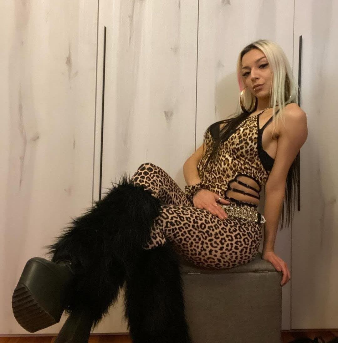 Cornudo me entrega a la putita de Danae su crush