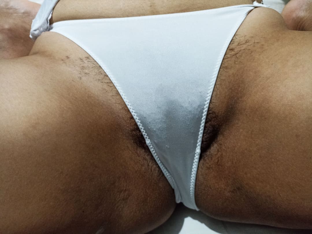 Click to view full size Mi culona posando en panti blanca