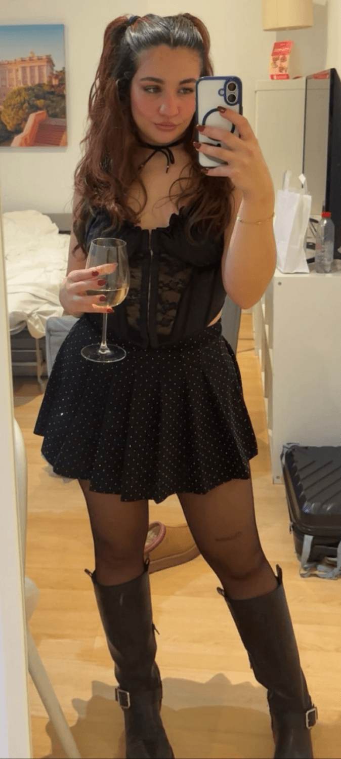 (F)23 playing a game, for every 100 like in this post, i have to post a nude Pic of me! ??