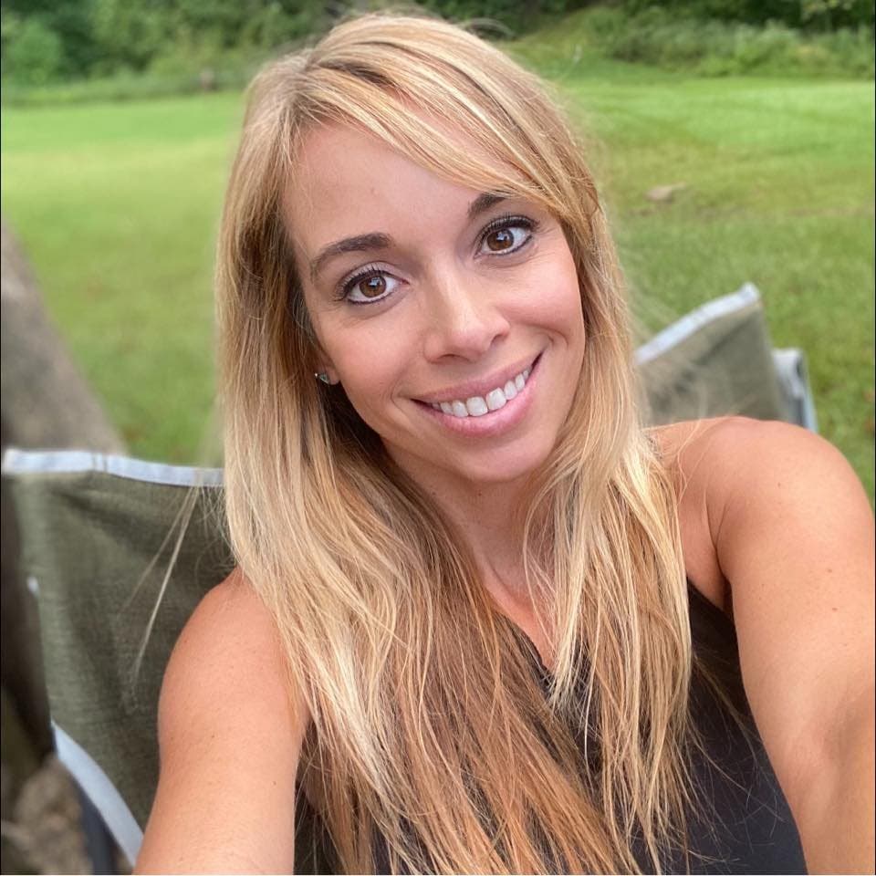 Click to view full size Sarah only shows her ass to everyone in the club, but goes on the G G W bus and shows much more