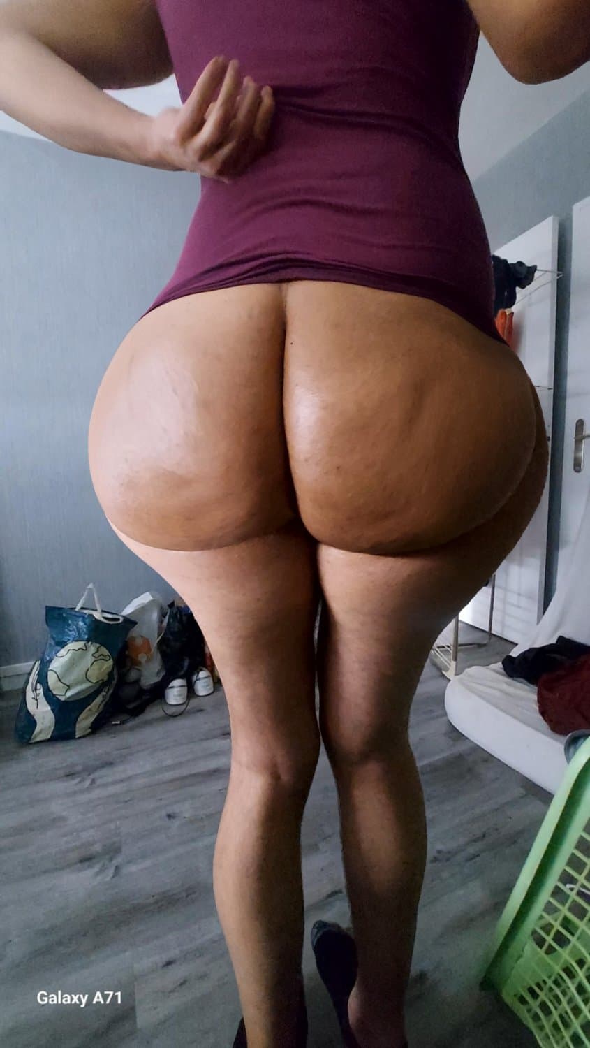 Les mecs branler votres bites sur mes grosse fesse. Guys please jerk your cocks on my big buttocks