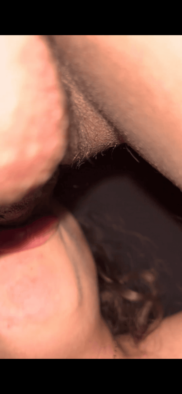 Puta estudiante abriéndose la cola enseñando su ano y su pucha gordita peluda zorra pide verga