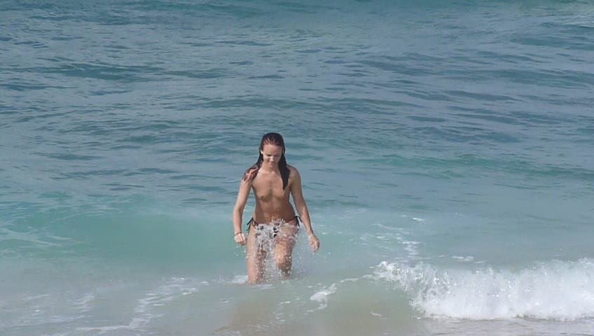 Red head with nice ass topless on the beach