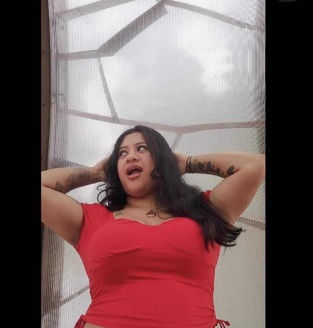 IRL (Julie) who used to strip, have an onlyfans, and cam (DM if you have more)