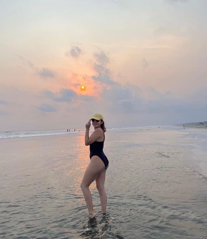 White girl latina good tits and good ass. She lo es show her white ass. (no nude)