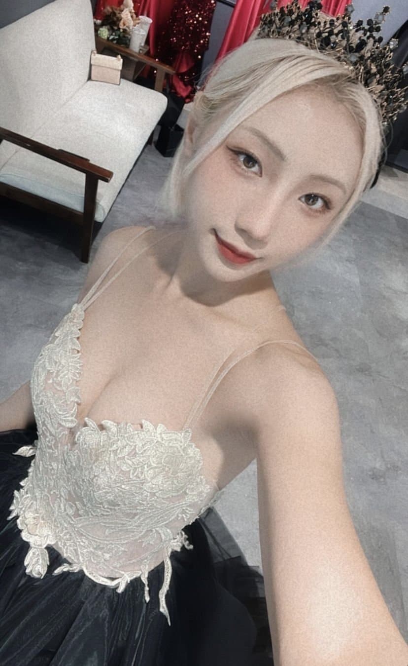 Asia blonde hair sexy girl