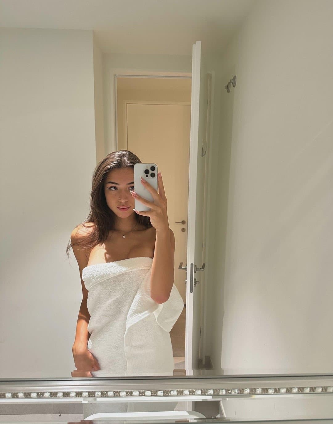 Click to view full size One of a kind amateur skinny bikini & bodysuit teen homade selfies