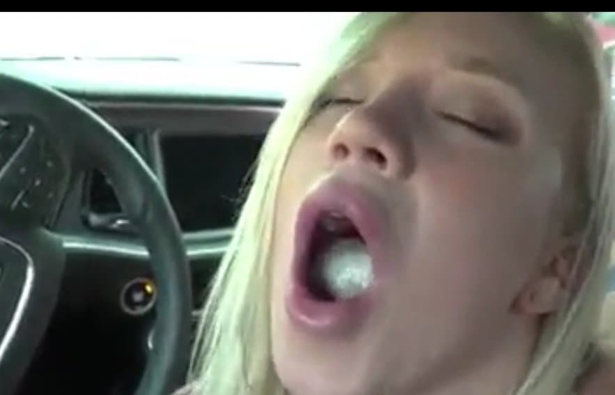 Cutie swallows cum in the car ??