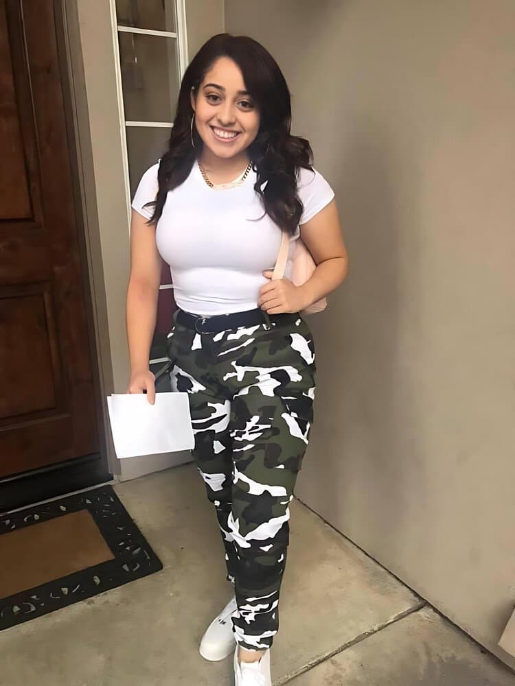 Arianna shown fully naked