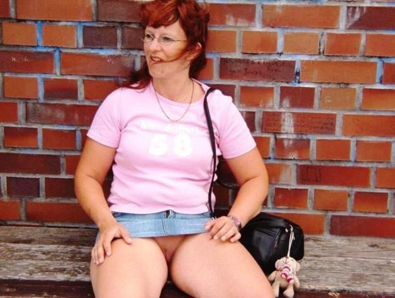 Kerstin ohne Slip unterm Rock (1)