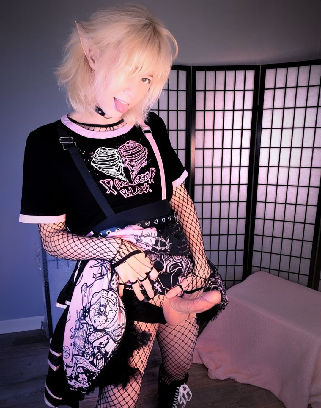 Onyushka_Tiny TS with massive cock