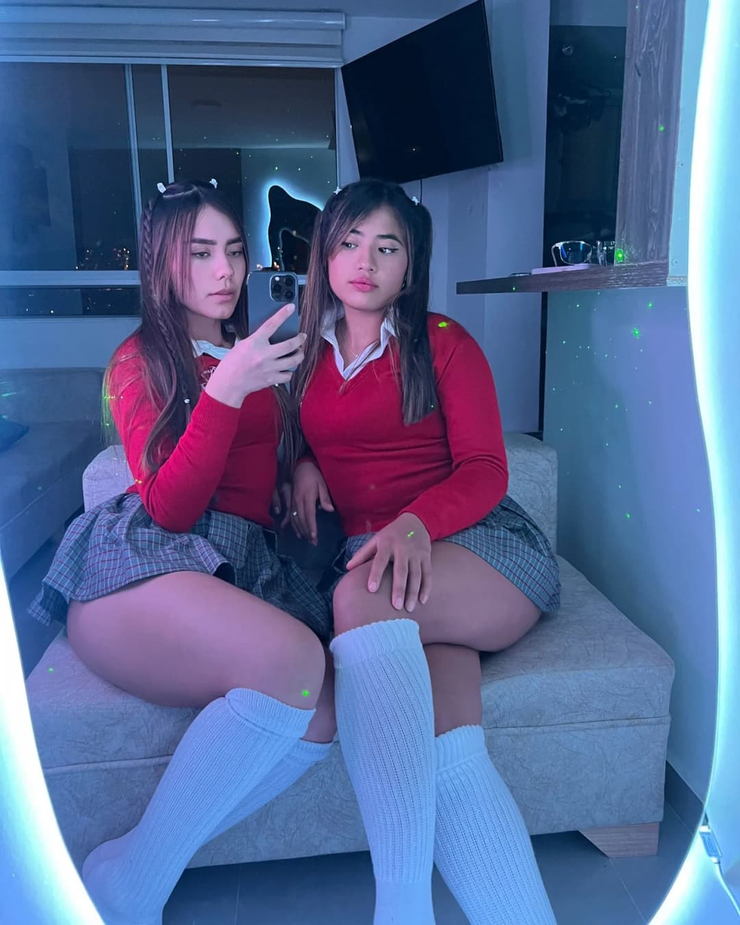 Dos colombianas con uniformes colegiales para que te des una buena paja