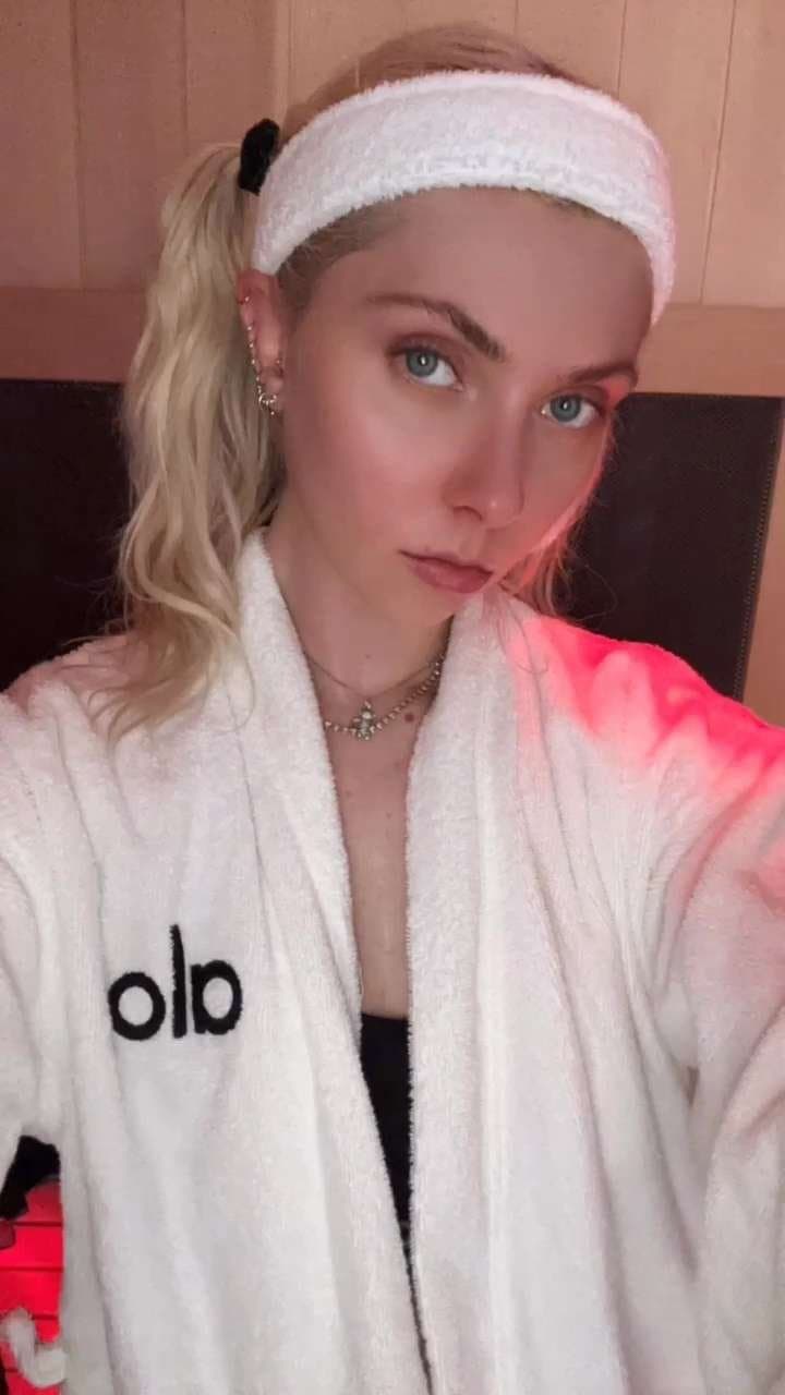 Taylor Momsen Sauna selfies