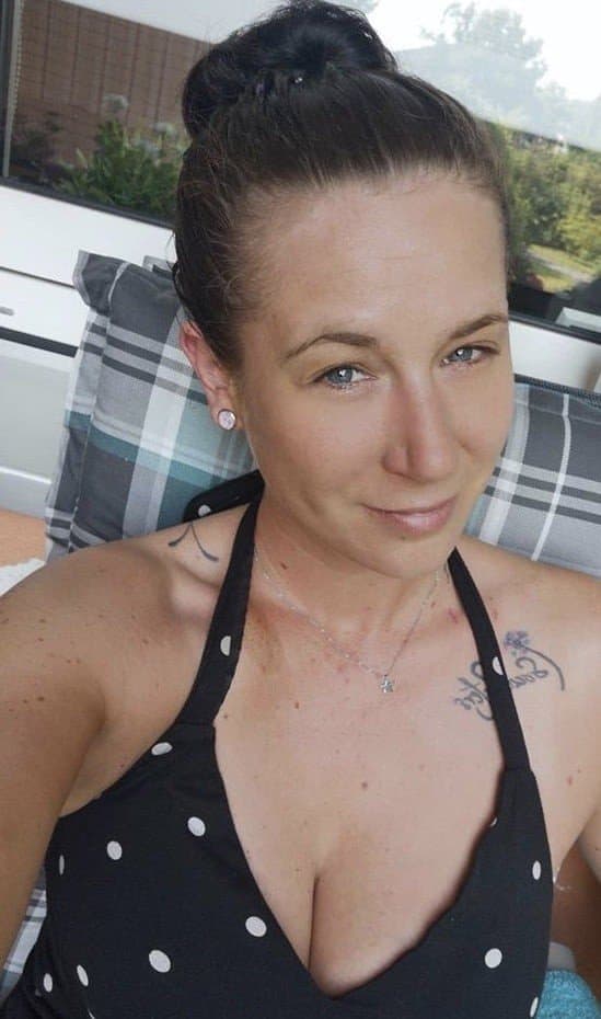 Julia die kleine Milfschlampe macht gerne jeden Schwanz hart