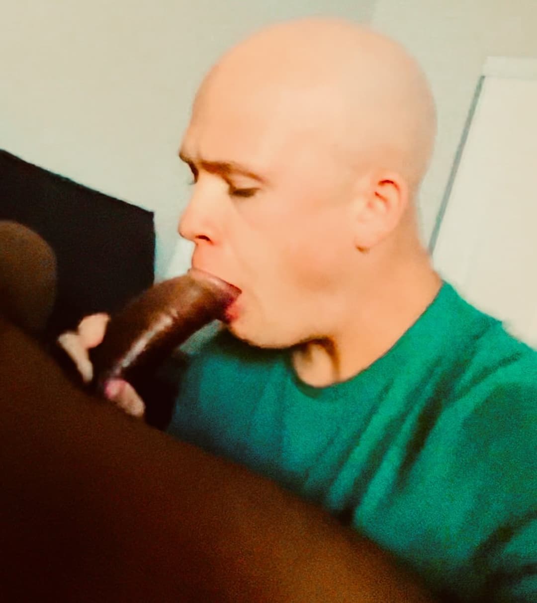 White boy gives a fat BBC blowjob for cumshot