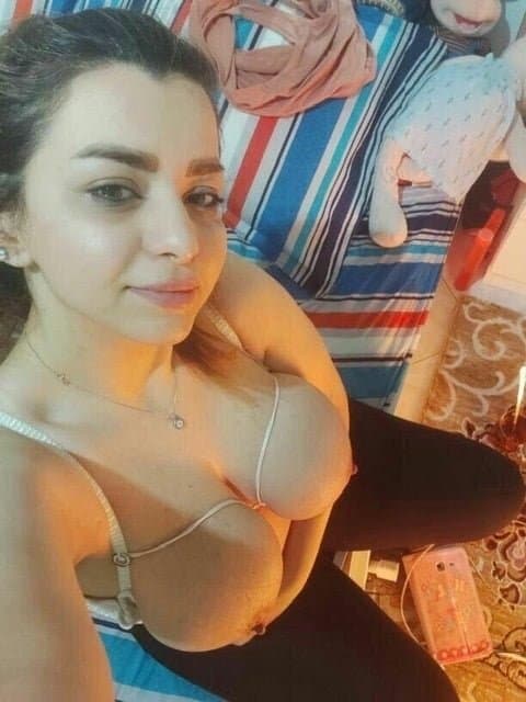 Click to view full size Arab milf Show her boobs and booty ???