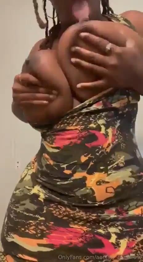 Unas ubres y cuerpo esculpidos a mano, una negra con cuerpazo. IMPERDIBLE