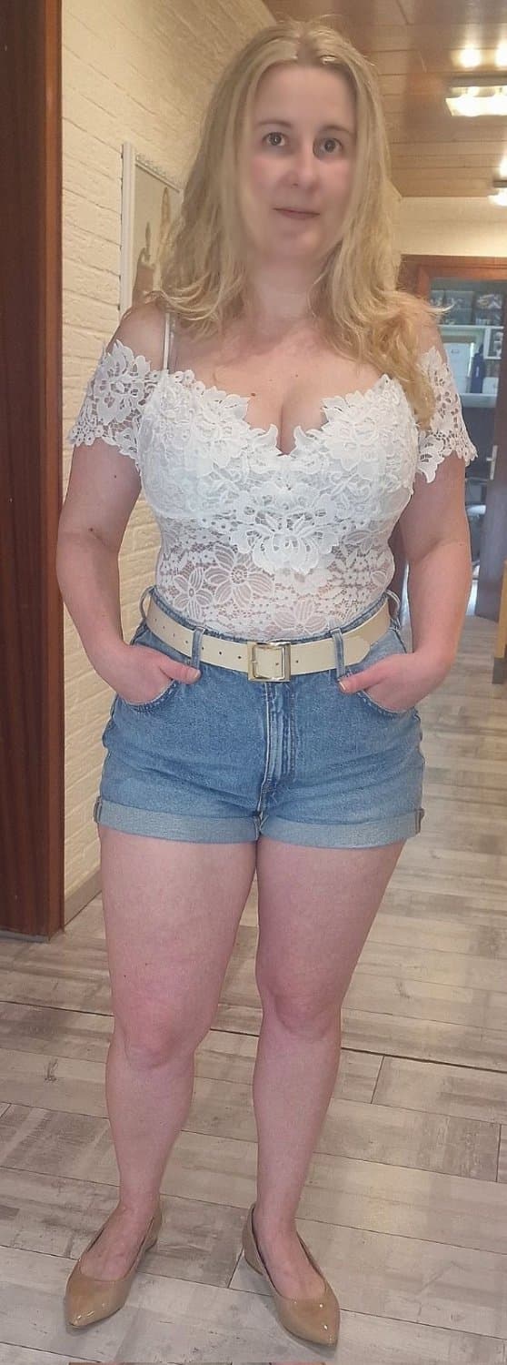 Message this naughty milf for her sexy nudes. Kik jeremy3425 for the same treatment