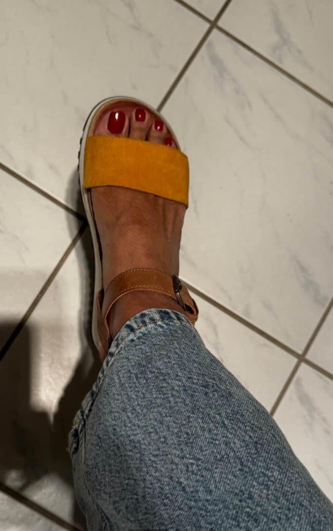 Red toenails in High Heels ? ???