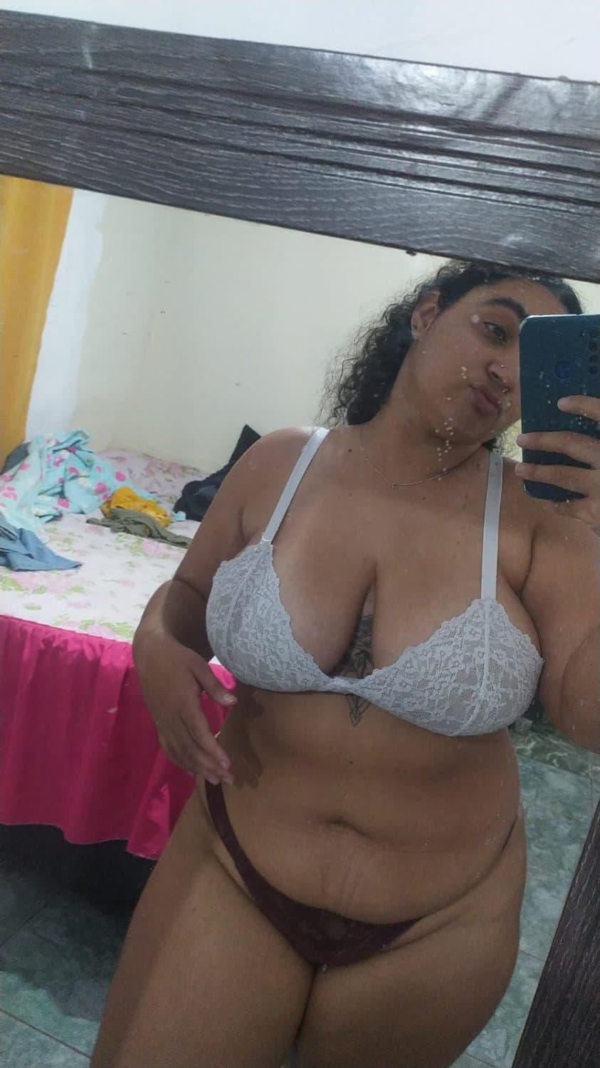 Ariella peituda safada gosta de mostrar para os seus machos