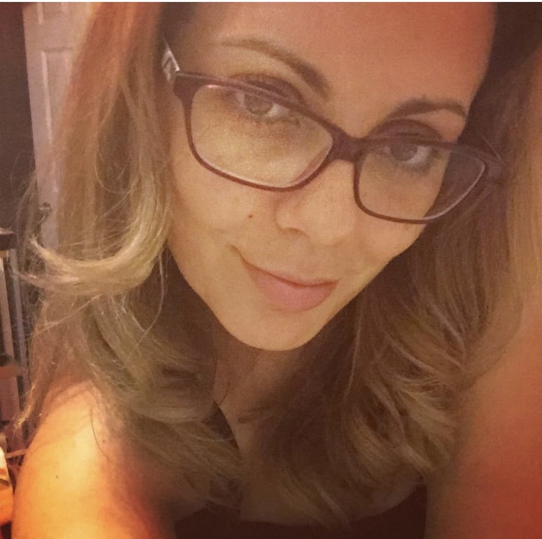 Milf with pretty feet and big melons