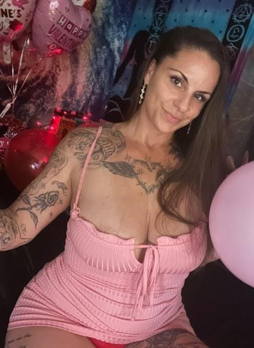 Click to view full size Tatted up smoking hot mature milf mom leaked