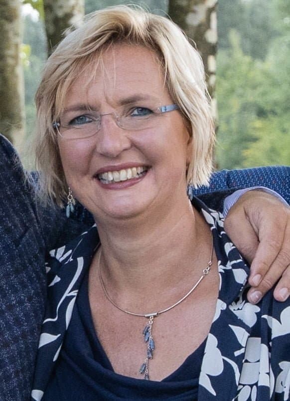 Highheels hotwife Jenna cums dildoing