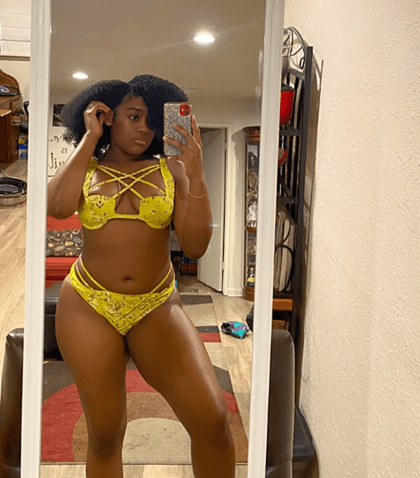 Big booty black chocolate baddie from LA shaking that monkey