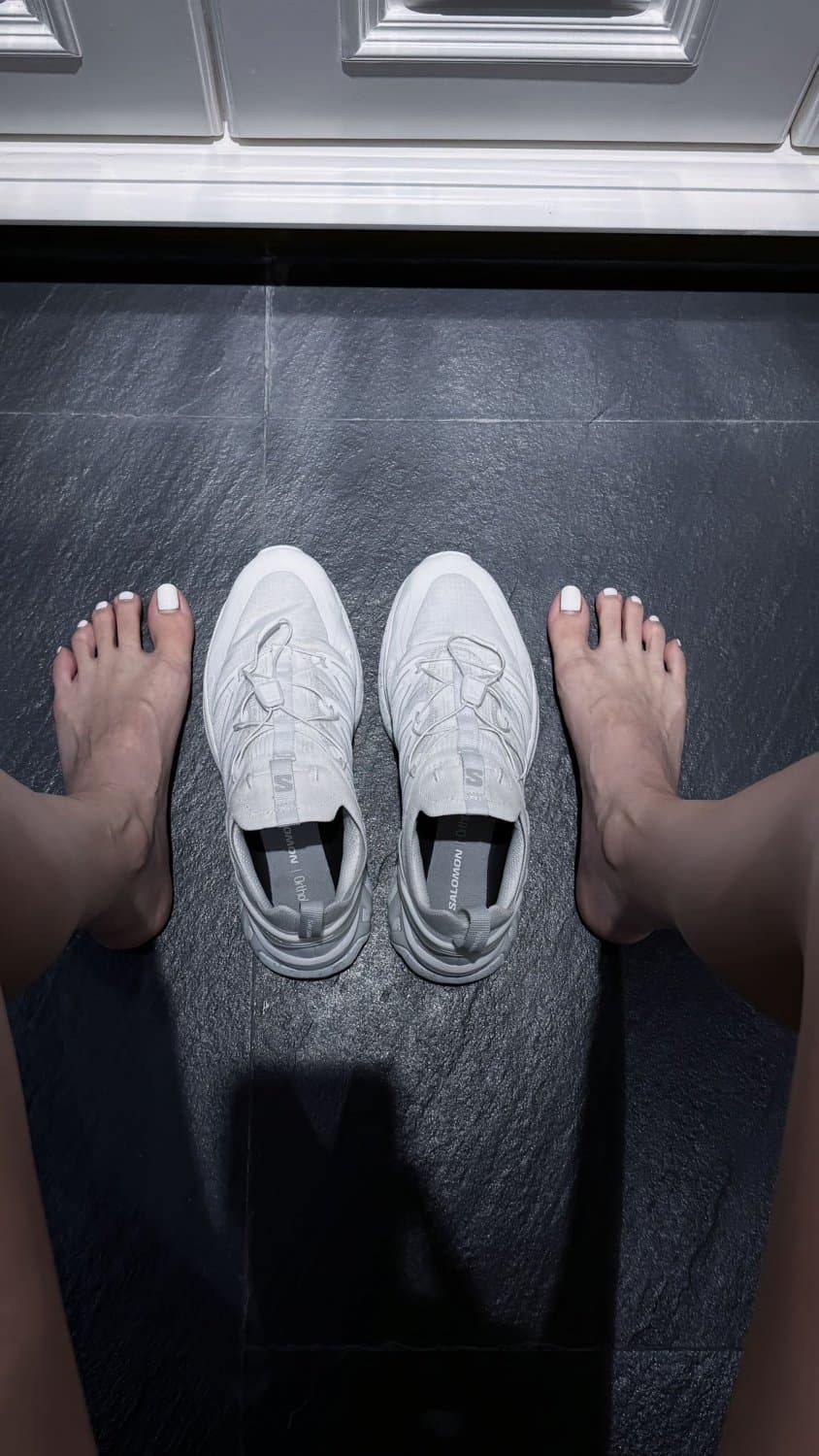 Asian feet / shoes & socks