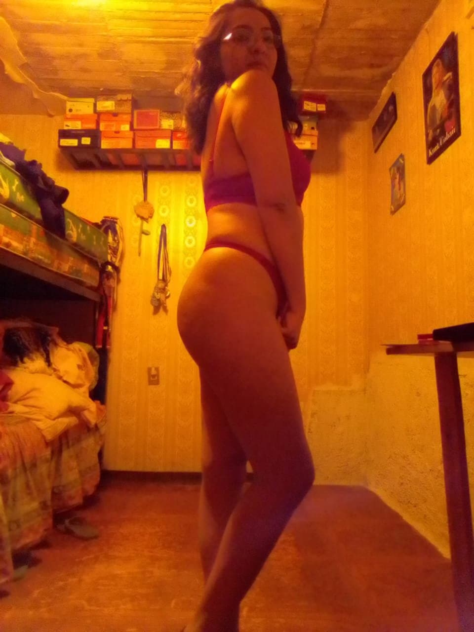 Janeri mostrándose en calzones y lencería