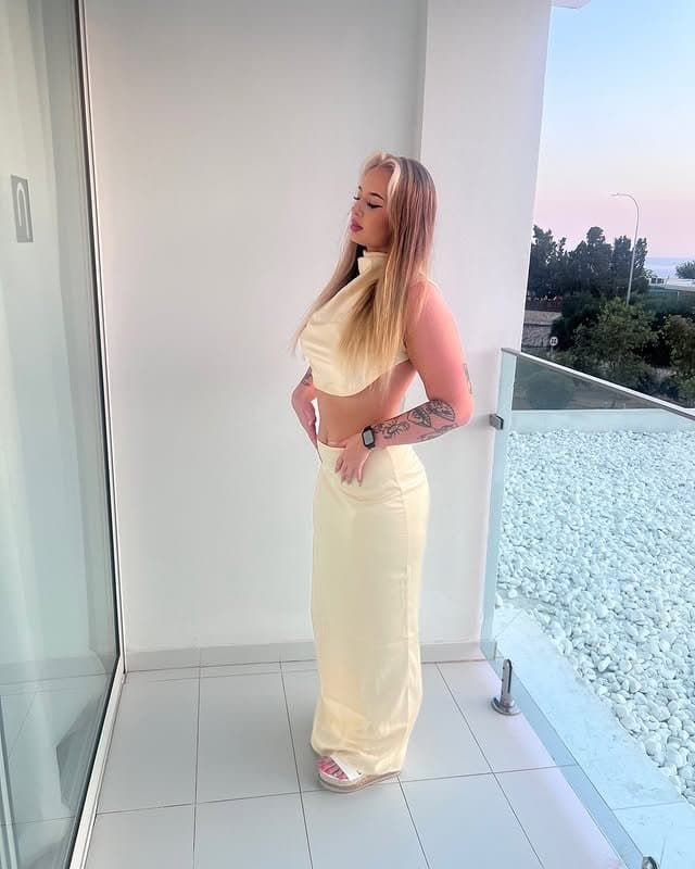 thick gym girl phoebe kitchen 22