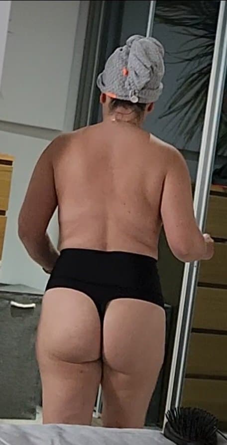 Mature amateur milf showing her chubby ass cheeks