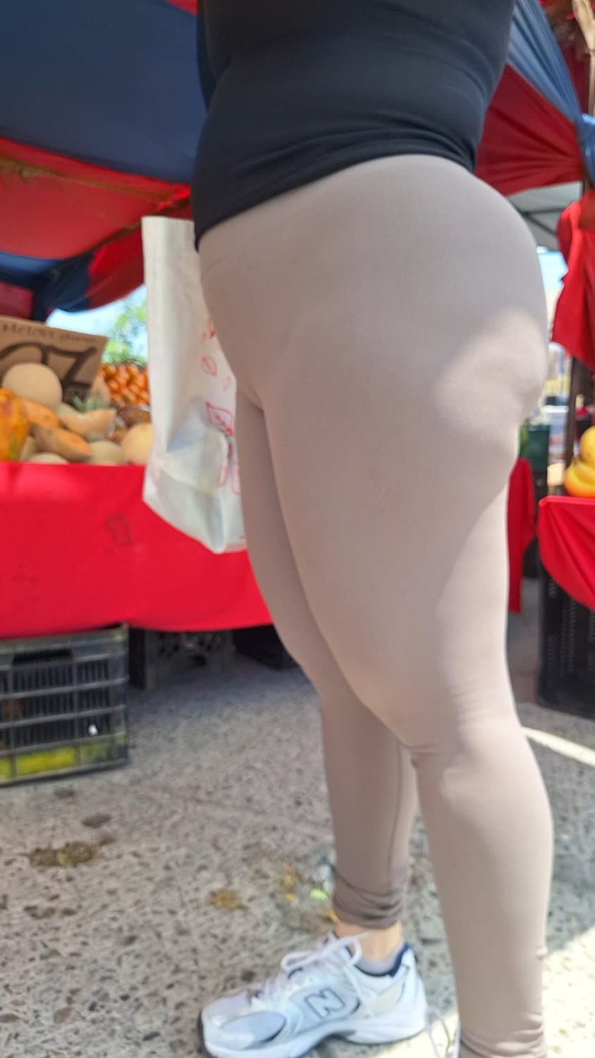 Rico culote de madura milf se le marca la tanga bien rico.