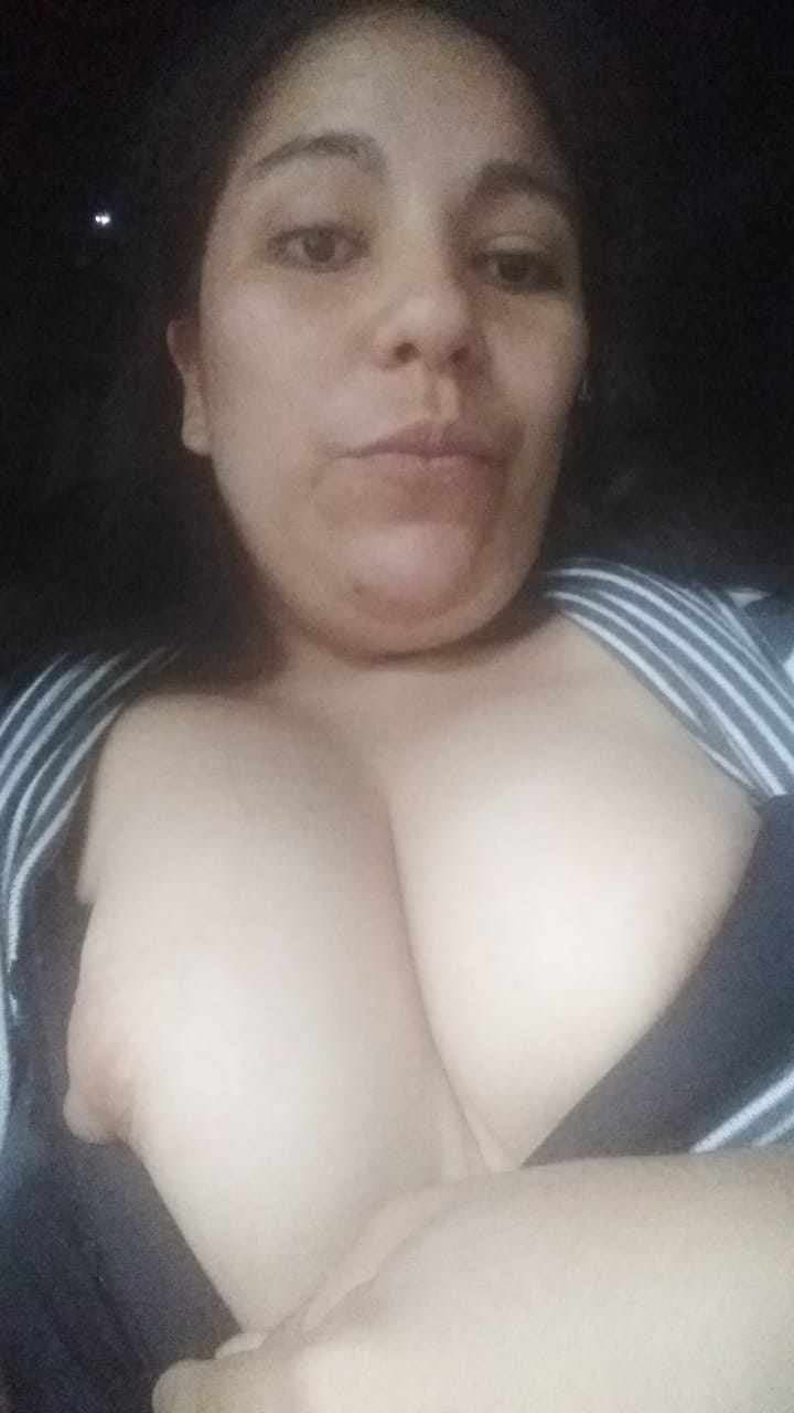 Becky madre puta Salvadoreña se deja coger por mi y mis amigos.