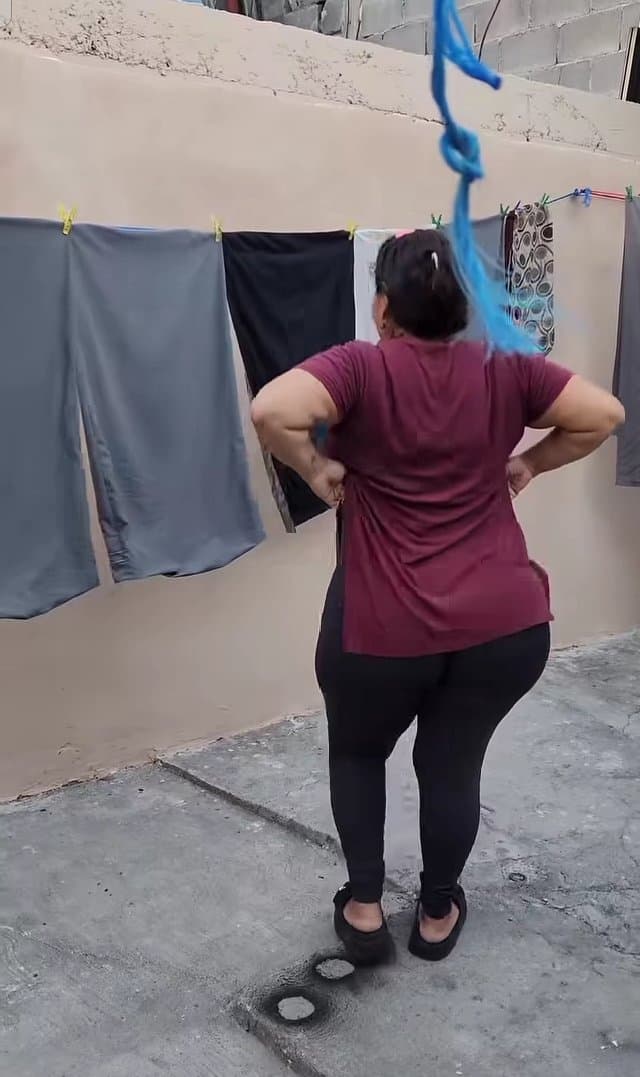 Señora infiel cabalgando verga del vecino mientras su esposo no está pero eso antes tiende la ropa