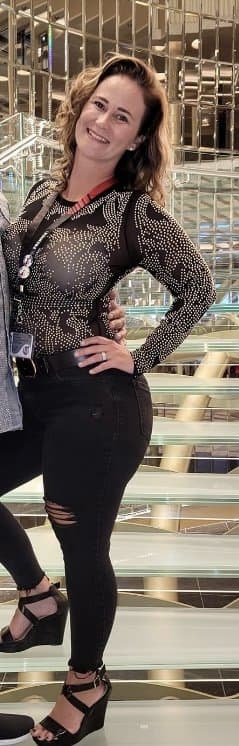 Click to view full size Orlando TikTok milf Julie Vaughn