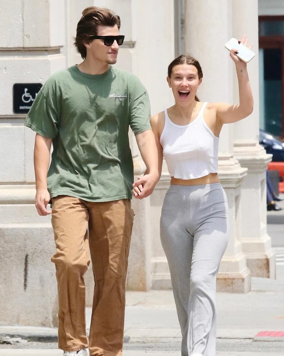 A vagabunda precisa ser segurada e engravidada na frente do marido