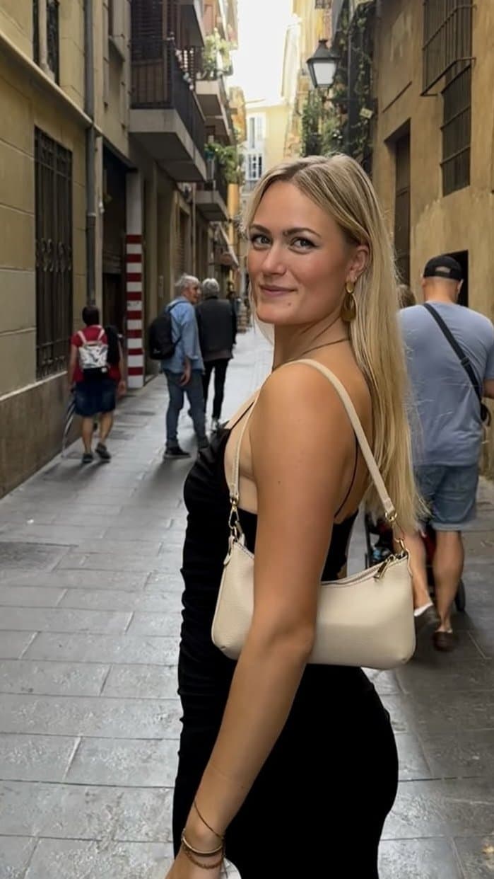 Young german slut earns money as escort / junge deutsche schlampe verdient ihr Geld als Escort