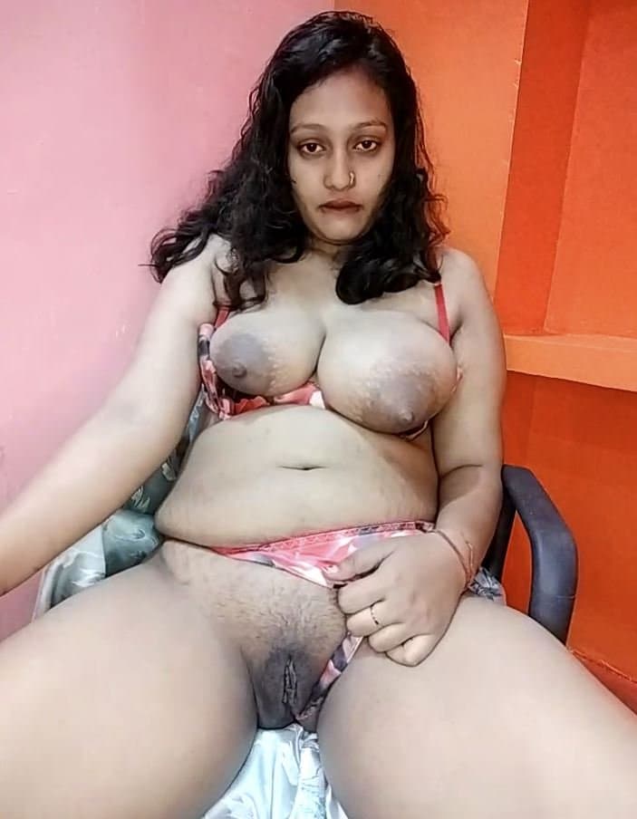 Indian Busty Gal Mahi from Delhi