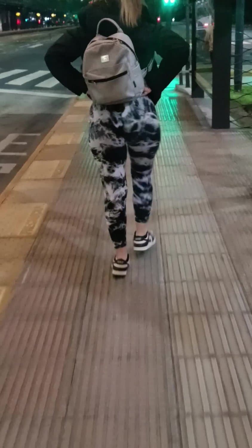 Rubia con un hermoso culo en la calle