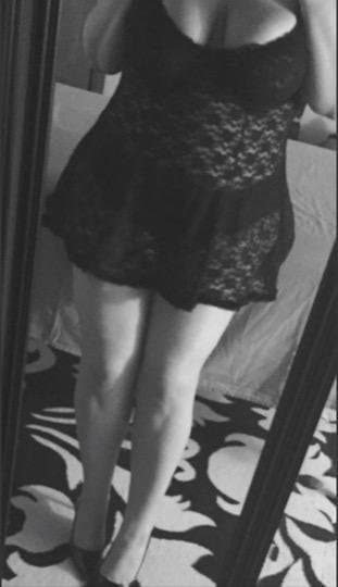 Sexy PERFECT thick mature cougar milf mom left her phone unlocked