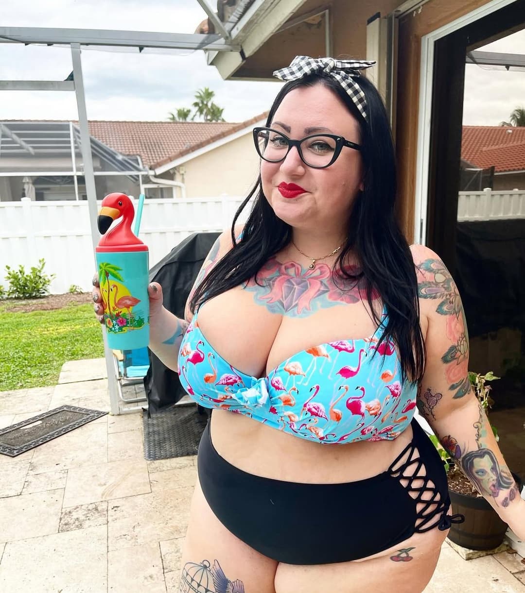 Big tits bbw goth slut