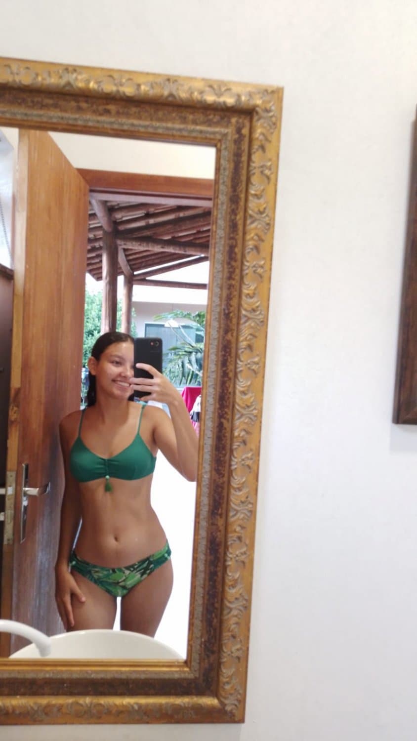 Novinha magrela dando e pagando boquete até gozarem nela!! Branquinha safada