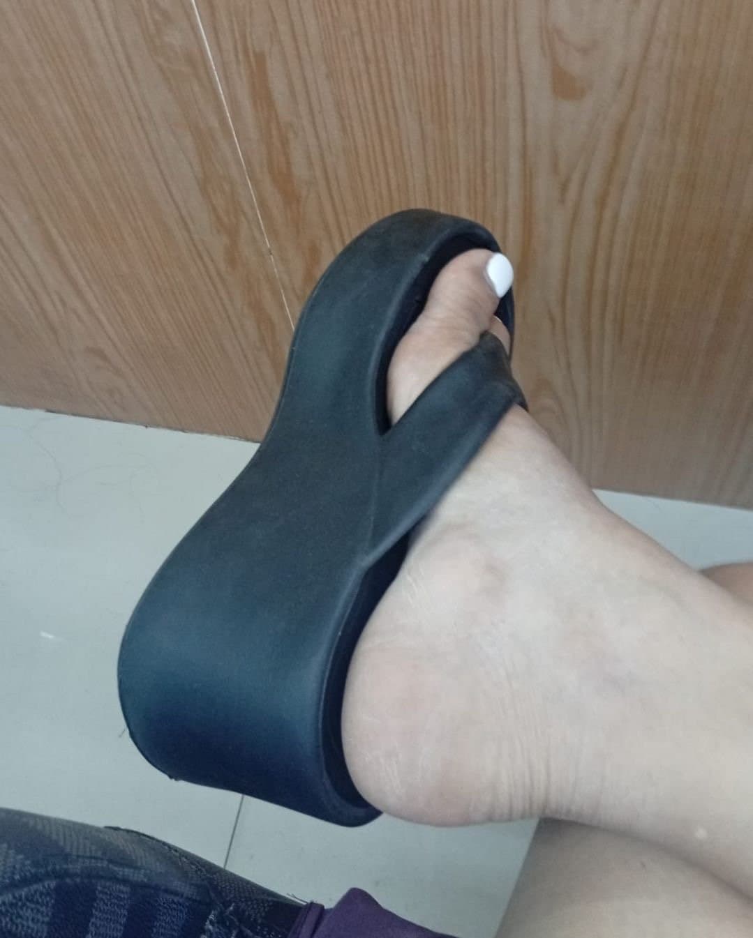 Asia NailSaloon Owner Show me her pretty Milf Feet