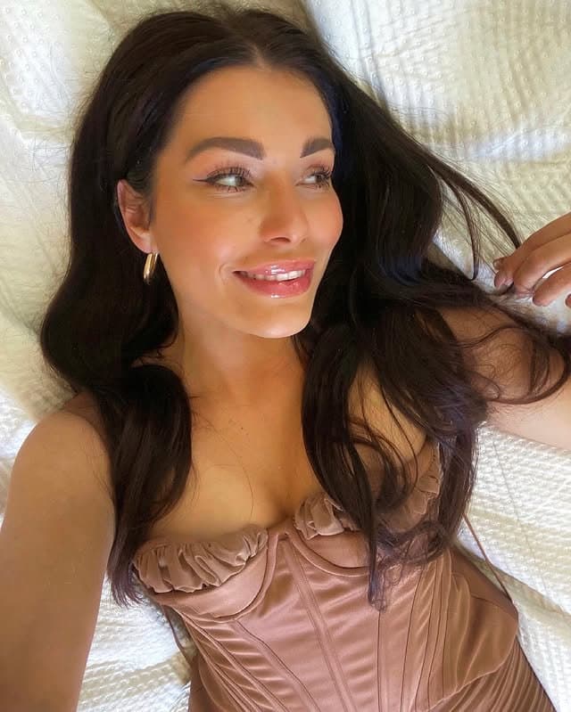 Click to view full size Luxury whore with fuckable mouth and tits