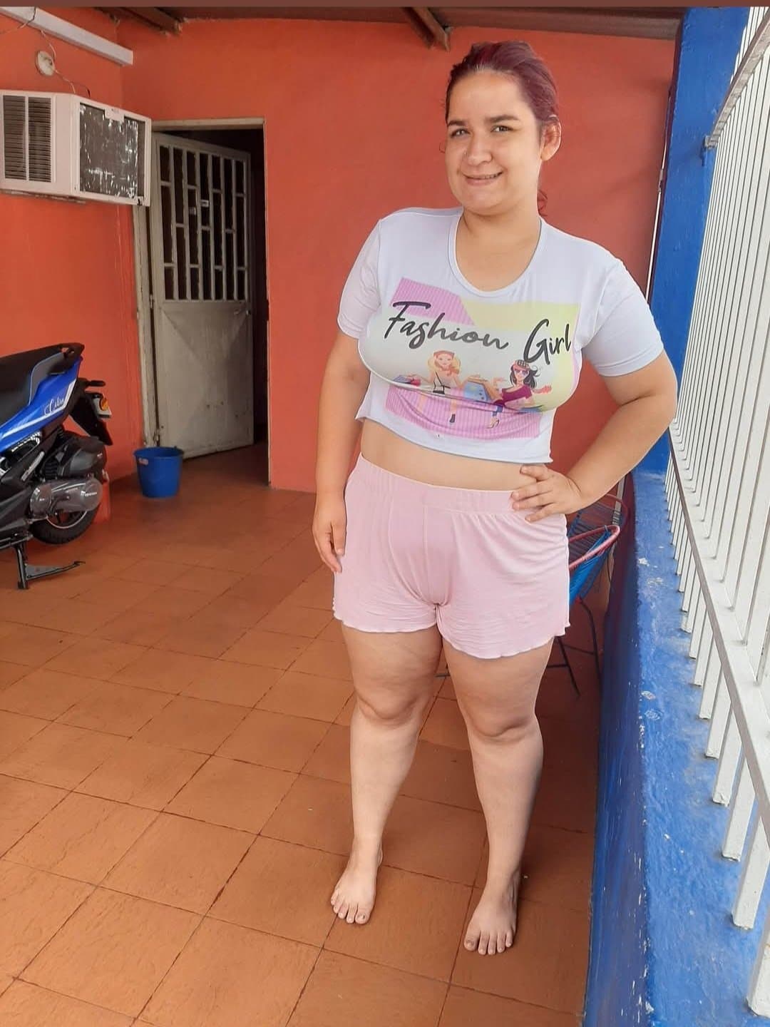 Le tomo fotos sexis a mi madrastra.