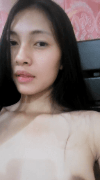 A beautiful girl who wants to show us her beautiful body.